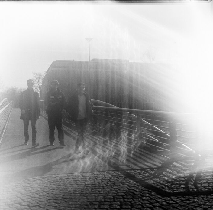 Fußgängerbrücke im Mediapark Köln, analog in Schwarz-Weiß fotografiert mit Kiew 88