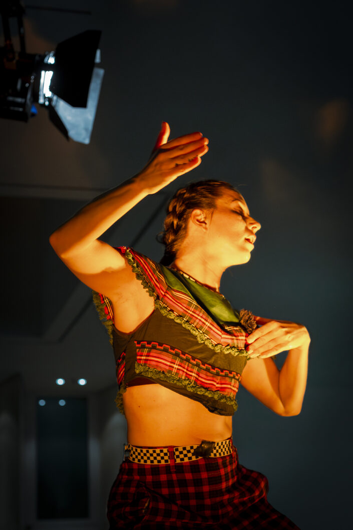 Die Tänzerin Virginie Savary auf der Bühne