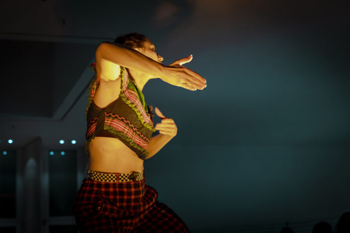 Die Tänzerin Virginie Savary auf der Bühne