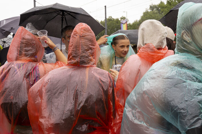 Menschen im Regen bei der Demonstration am CSD 2025