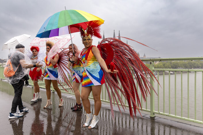 Teilnehmende der CSD Demonstration 2025 im Regen auf der Deutzer Brücke