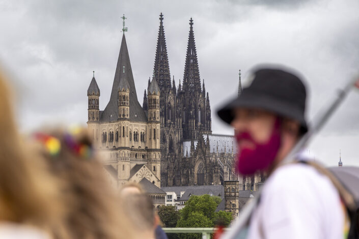 Teilnehmer auf der Deutzer Brücke mit den Kölner Dom im Hintergrund