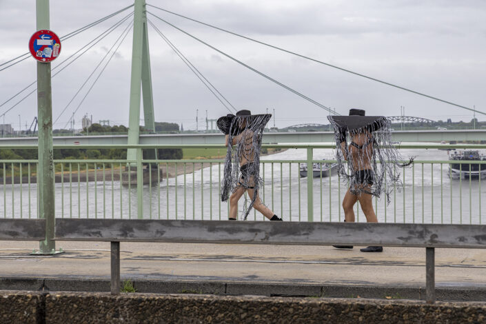 Teilnehmer am CSD 2025 bei Regen auf der Deutzer Brücke