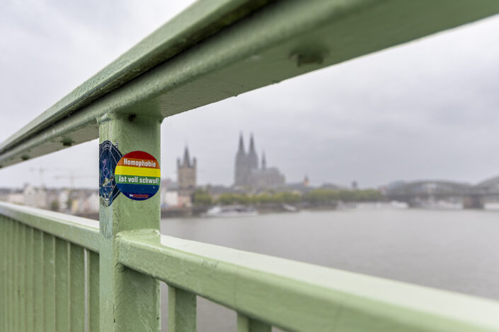 Regenbogenaufkleber auf der Deutzer Brücke