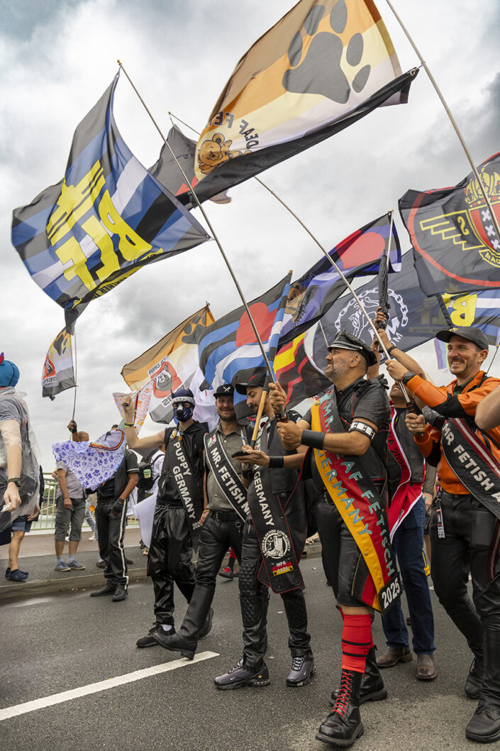 Teilnehmer der Parade und Demonstration am CSD 2025 mit Flaggen