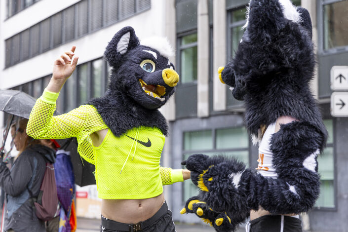 Tanzende Menschen beim CSD 2025 in Köln