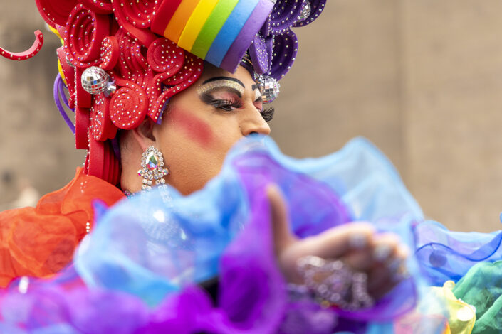 Teilnehmerin an der Parade und Demonstration am CSD 2025 in Köln