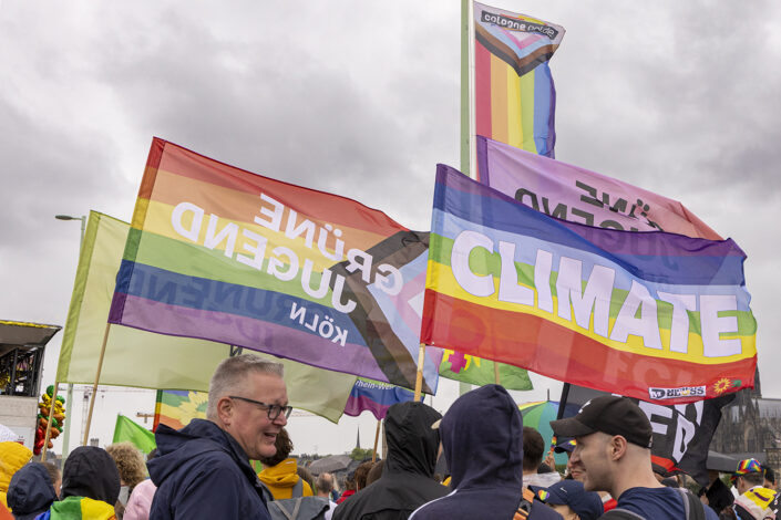 Teilnehmende der Parade und Demonstration am CSD 2025 mit Flaggen