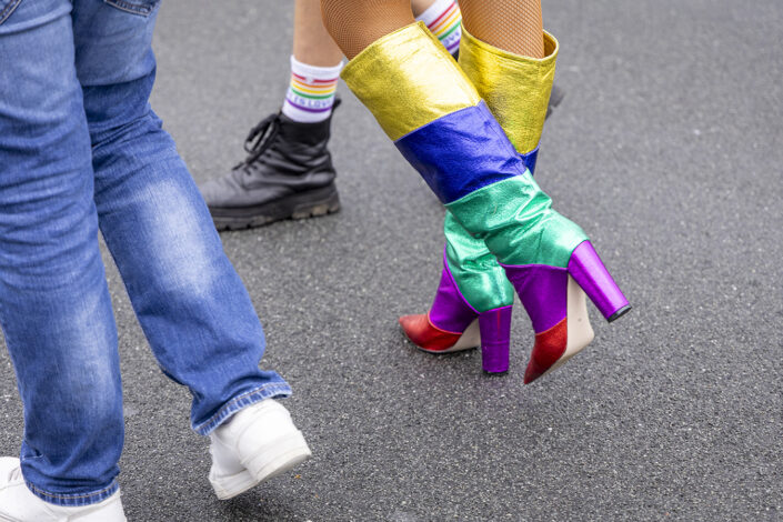 Regenbogenstiefel beim CSD 2025 auf der Deutzer Brücke