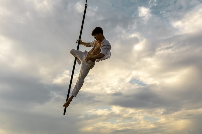 Flying Pole Artists Daniel Schwarz beim Training an der Kölner Südbrücke