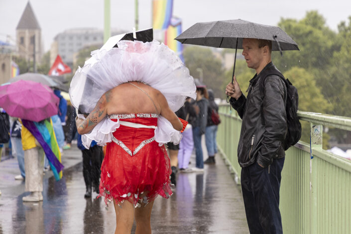 Teilnehmende der CSD Demonstration 2025 im Regen auf der Deutzer Brücke