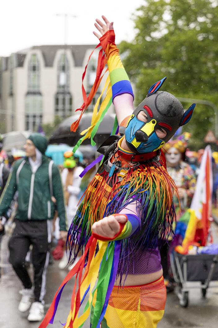 Teilnehmer mit Puppymaske beim CSD 2025 in Köln