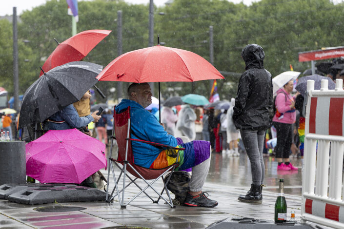 Menschen im Regen bei der Demonstration am CSD 2025