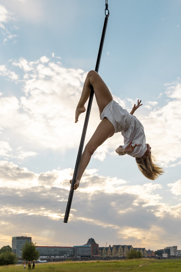 Flying Pole Artist Kamila Makarenko beim Training auf den Poller Wiesen