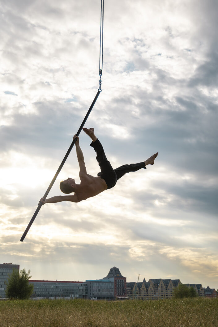 Flying Pole Artists Adrian Zhorniak beim Training auf den Poller Wiesen
