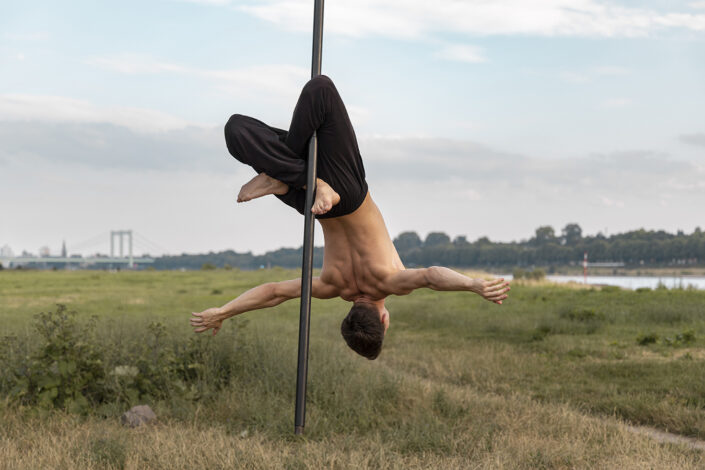 Flying Pole Artists Daniel Schwarz beim Training auf den Poller Wiesen