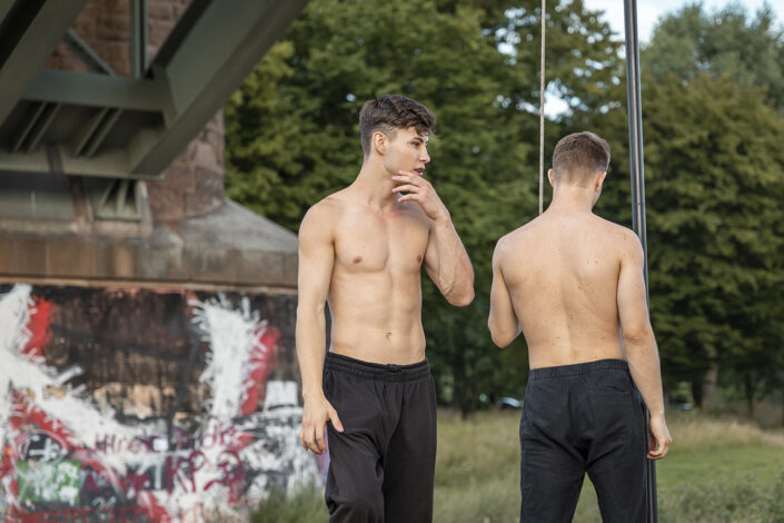 Flying Pole Artists Adrian Zhorniak und Daniel Schwarz beim Training unter der Kölner Südbrücke