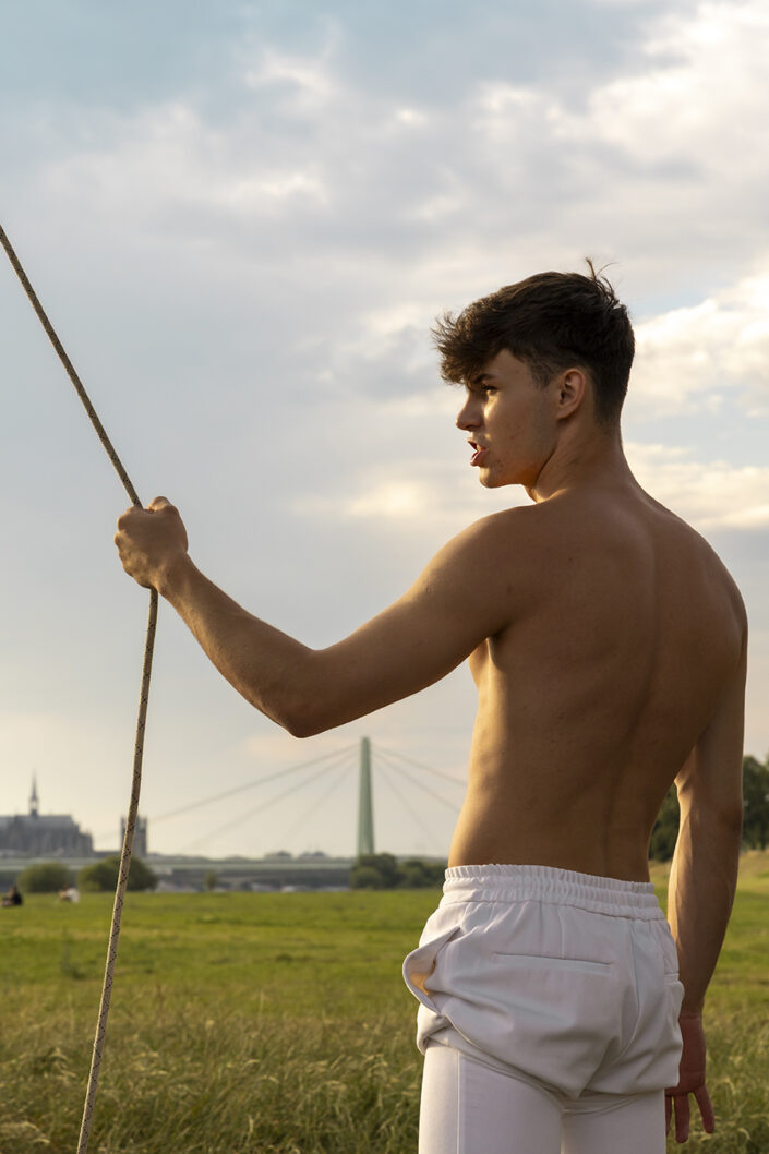 Flying Pole Artist Daniel Schwarz hält das Seil beim Training