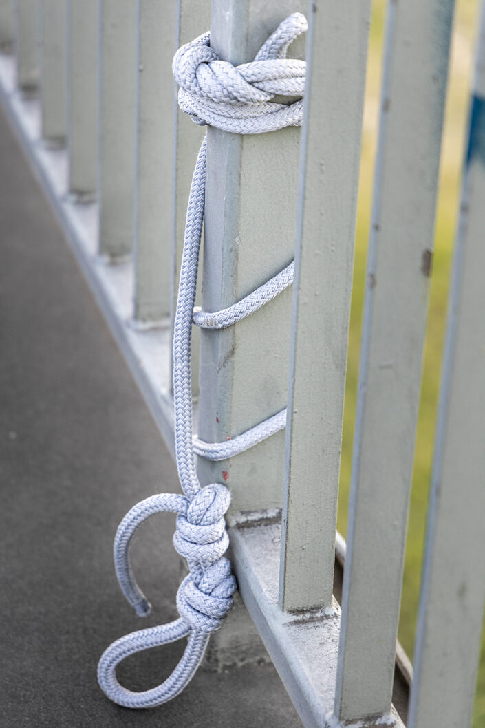 Ein Seil an der Südbrücke befestigt