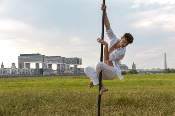 Flying Pole Artist Daniel Schwarz beim Training auf dem Poller Wiesen in Köln