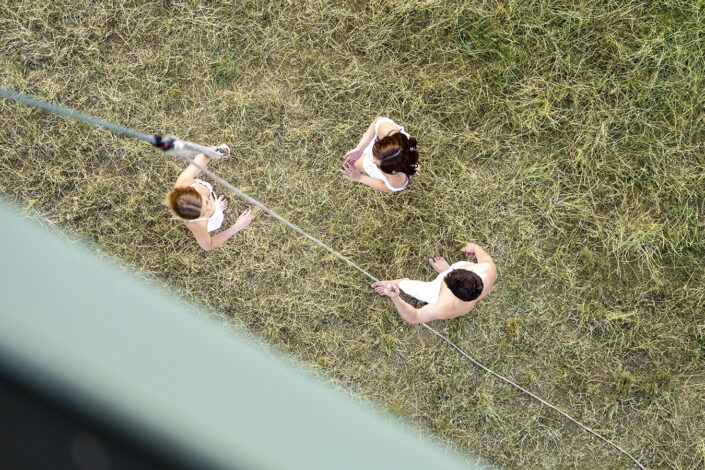 Blick von der Südbrücke runter auf Flying Pole Artists beim Training auf den Poller Wiesen