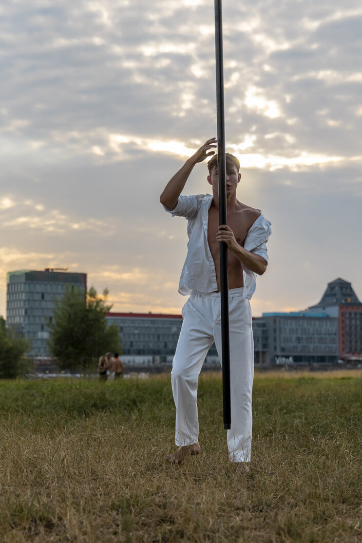 Flying Pole Artist Daniel Schwarz beim Training auf dem Poller Wiesen in Köln