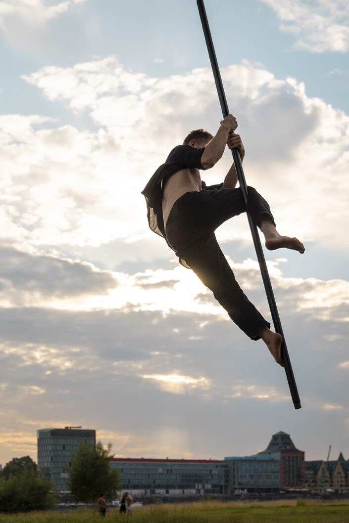 Flying Pole Artist Adrian Zhorniak beim Training auf dem Poller Wiesen in Köln