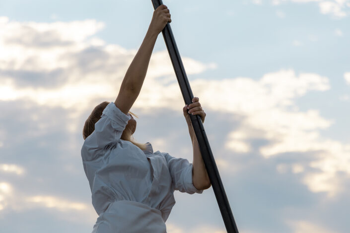 Flying Pole Artist Kamila Makarenko hält die Pole beim Training