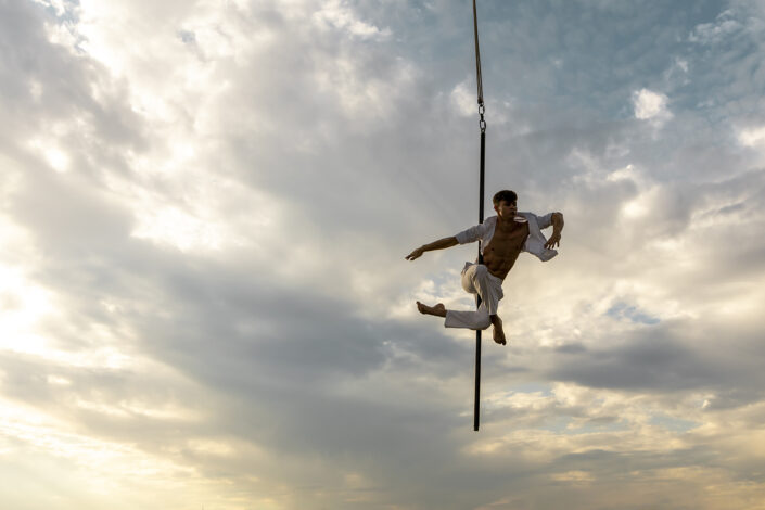 Flying Pole Artist Daniel Schwarz beim Training auf den Poller Wiesen in Köln