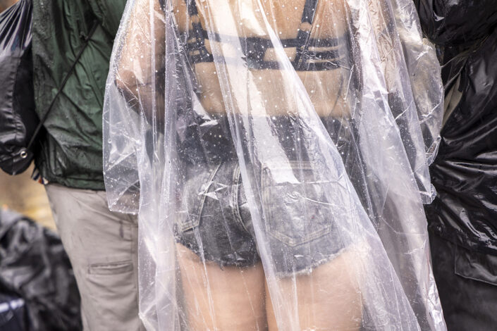 Menschen im Regen bei der Demonstration am CSD 2025