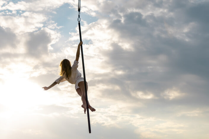 Flying Pole Artist Kamila Makarenko beim Training auf den Poller Wiesen in Köln
