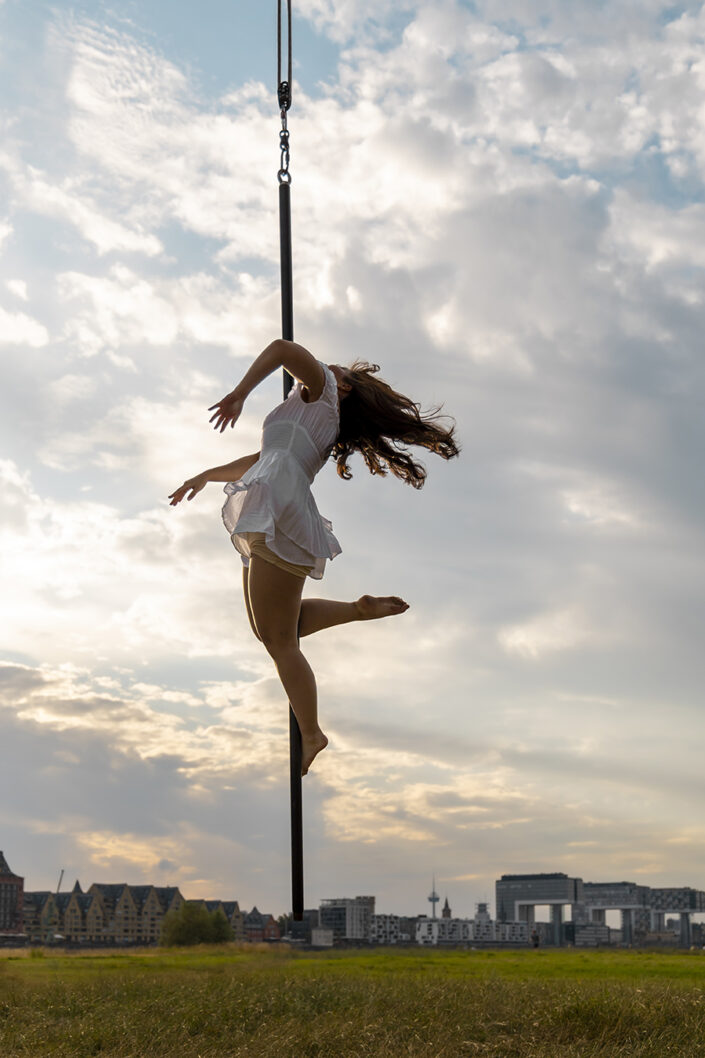 Flying Pole Artist Selina Vu beim Training auf den Poller Wiesen in Köln