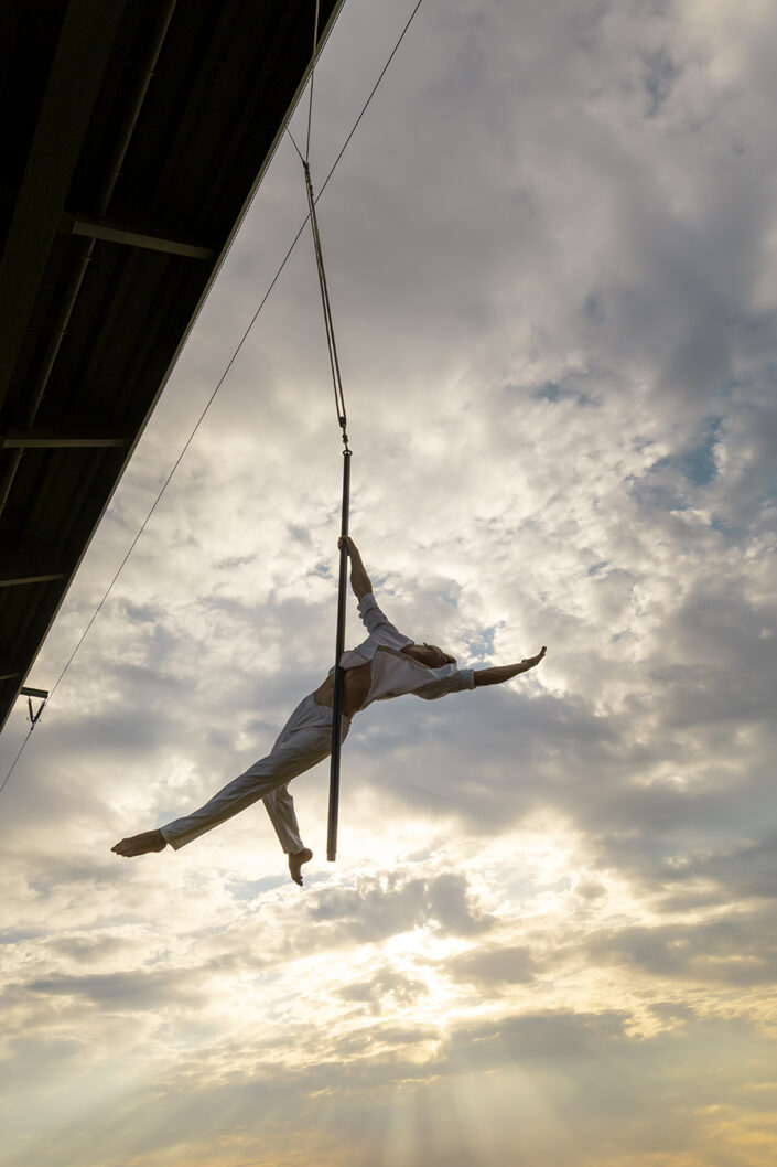Flying Pole Artist Daniel Schwarz beim Training auf den Poller Wiesen in Köln