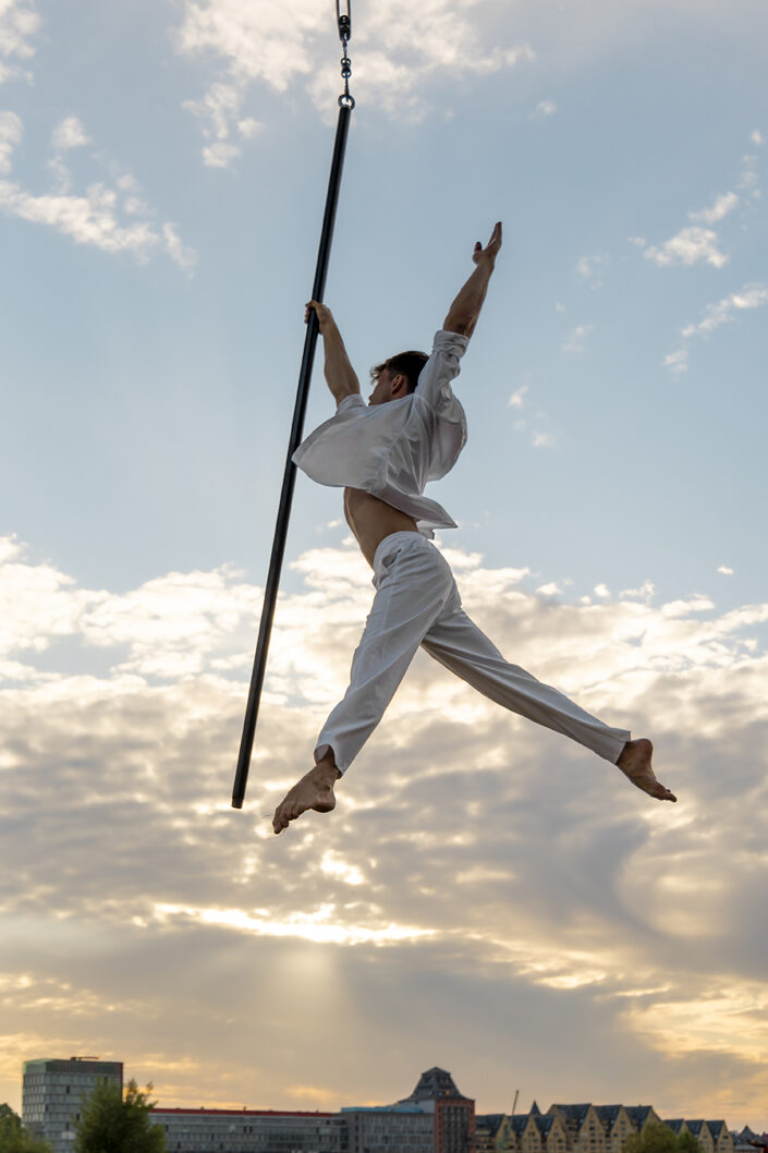 Flying Pole Artist Daniel Schwarz beim Training auf den Poller Wiesen in Köln