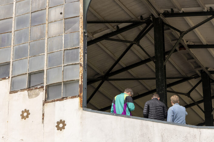 Besucher auf der Tribüne der Galopprennbahn Köln-Weidenpesch