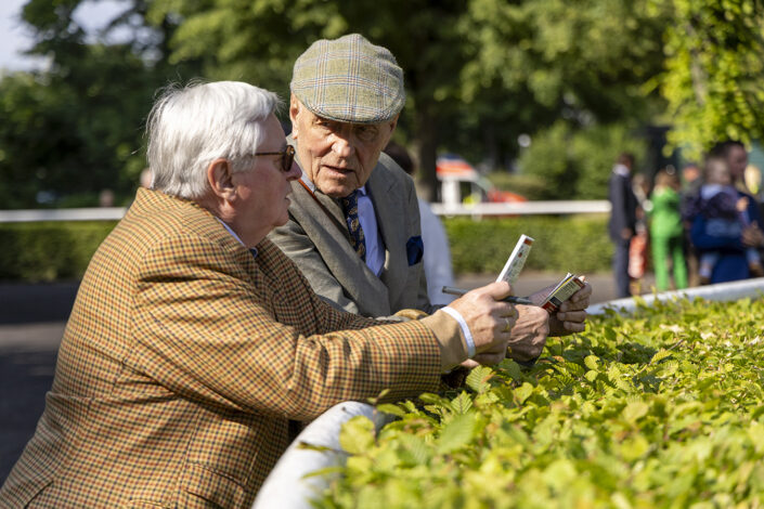 Zuschauer am Führring bei der Veranstaltung in der Kölner Galopprennbahn: "Coolmore City of Troy German 2000 Guineas" am 18.05.2025