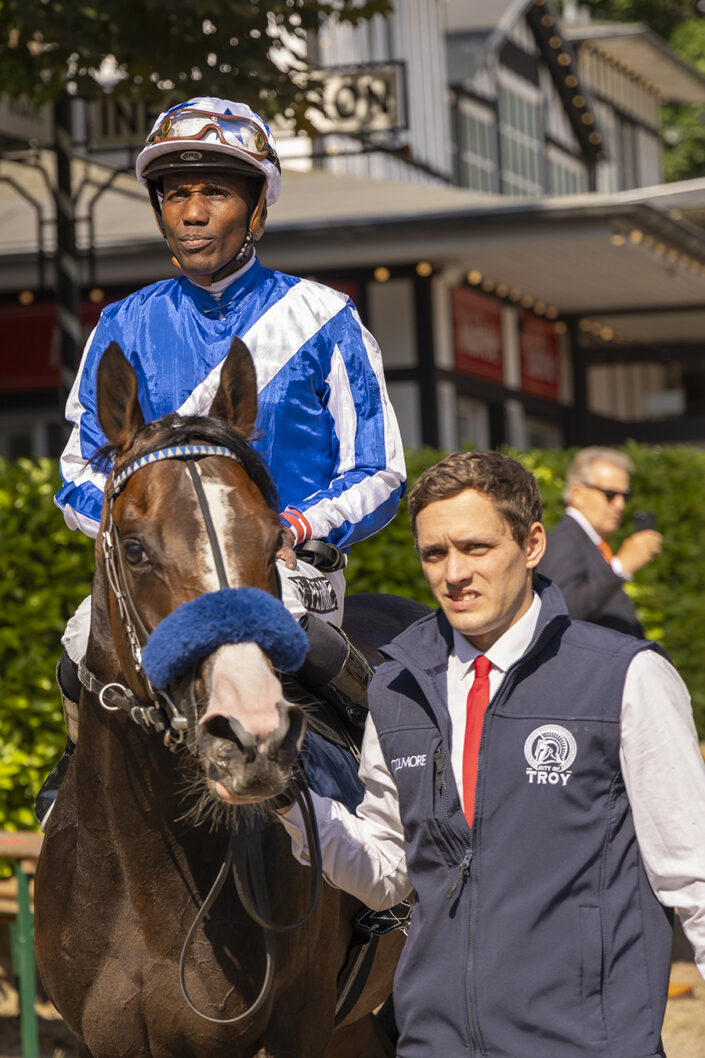 Reiter: Eduardo "Eddie" Pedroza in der Galopprennbahn Köln Weidenpesch