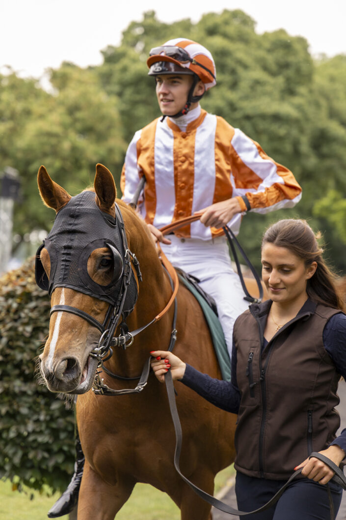 Jockey Leon Wolff auf dem Pferd im Führring der Galopprennbahn Köln Weidenpesch
