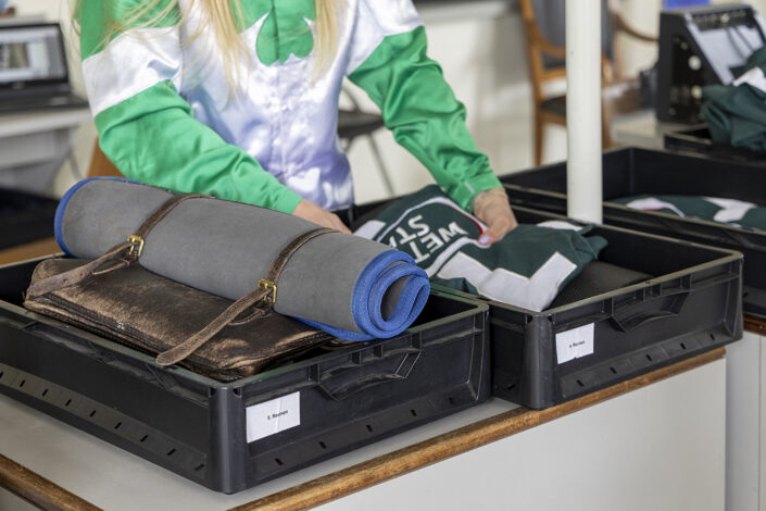 Jockey beim Wiegen in der Waage der Galopprennbahn Köln-Weidenpesch