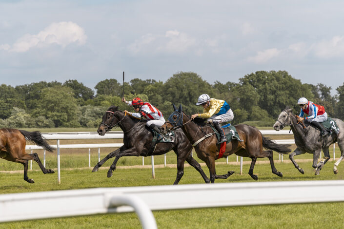 Ein Rennen der Veranstaltung "Coolmore City of Troy German 2000 Guineas" am 18.05.2025 auf der Galopprennbahn Köln