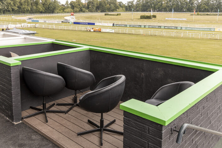 VIP-Tribüne mit Sesseln und Blick auf die Rennbahn in Köln-Weidenpesch