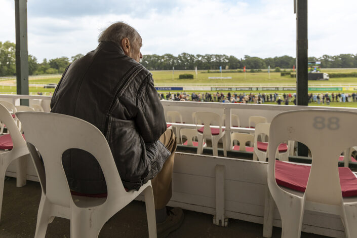 Zuschauer, der von der Tribüne auf die Rennbahn in Köln-Weidenpesch schaut