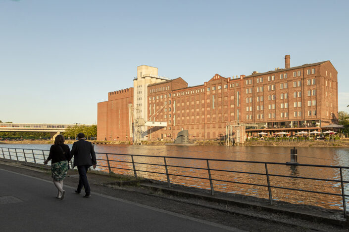 Hafenbecken im Duisburger Innenhafen mit umgenutzter Industriearchitektur.