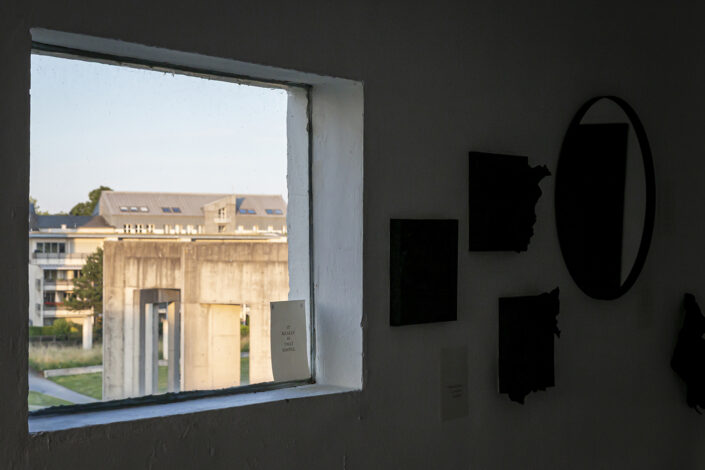 Blick aus einem Fenster auf den Garten der Erinnerung im Duisburger Innenhafen.