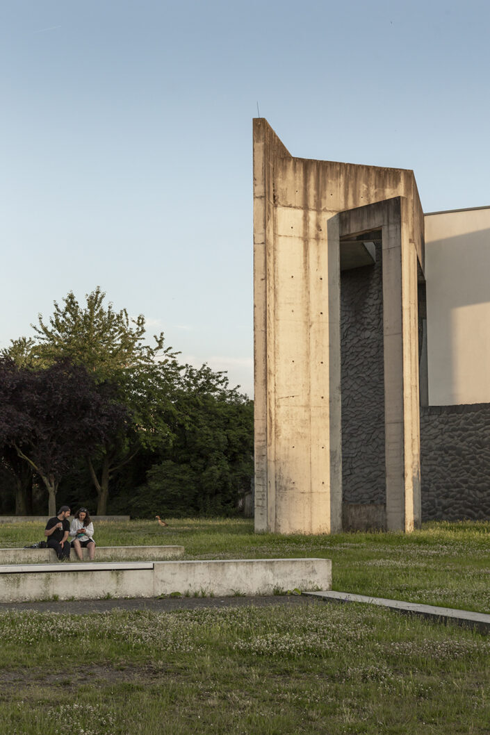 Architekturdetail im Garten der Erinnerung im Duisburger Innenhafen, ein Teil des Gebäudes der Synagoge Duisburg.