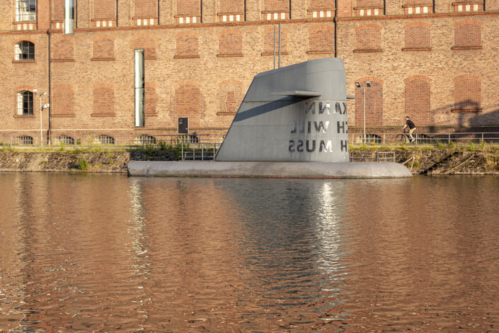 Kunst-U-Boot des Künstlers Andreas M. Kaufmann im Duisburger Innenhafen.