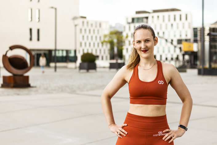 Portraitfoto von Fitnesscoach Jessi Wiegel