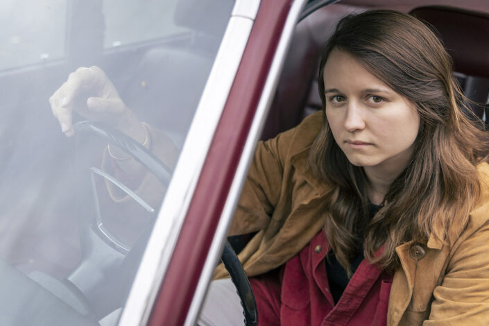 Porträt einer Frau im Innenraum eines Oldtimers, sanftes Licht, Köln.