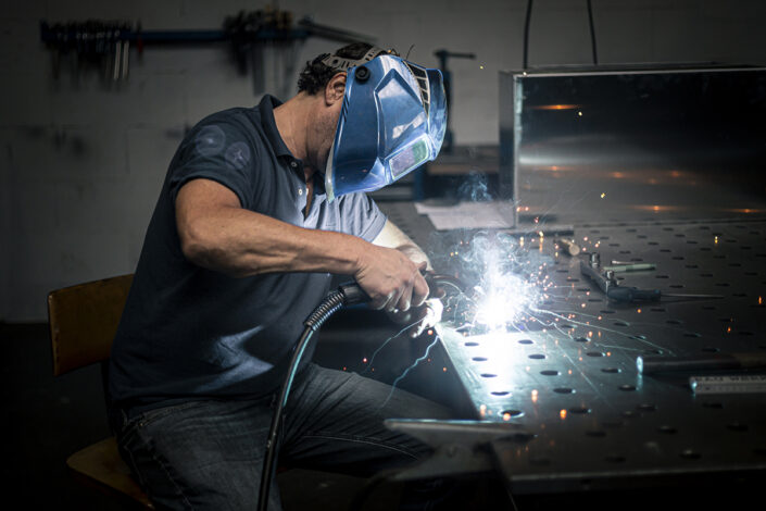 Jochen Rau Metallbauer beim Schweißen in seiner Kölner Werkstatt