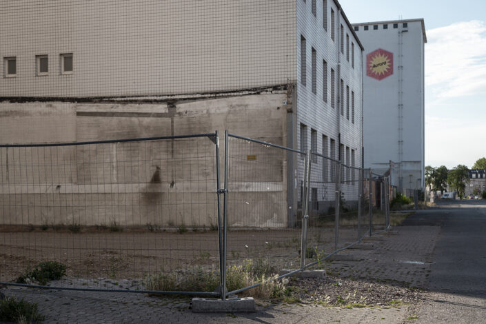 Außenansicht eines Gebäudeteils der Ellmühle im Deutzer Hafen in Köln.